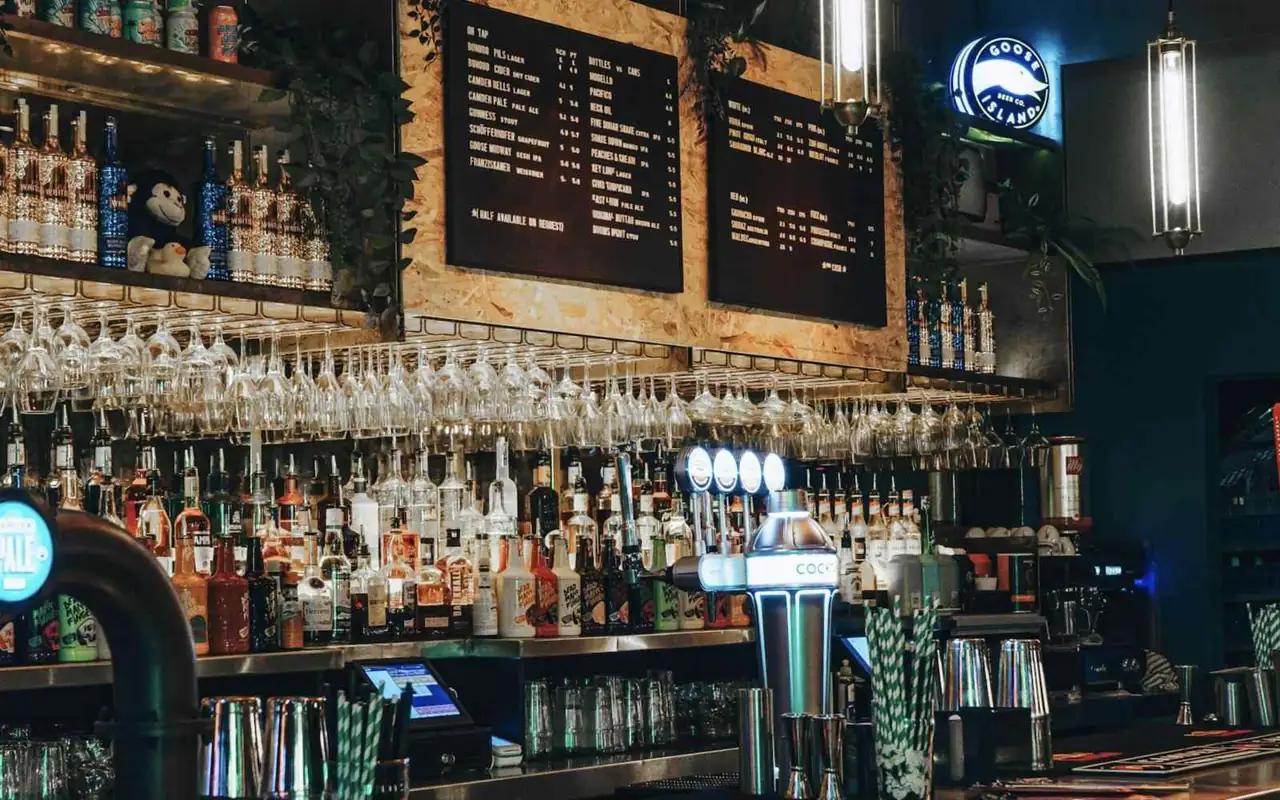 Bar con bottiglie sul retrobanco