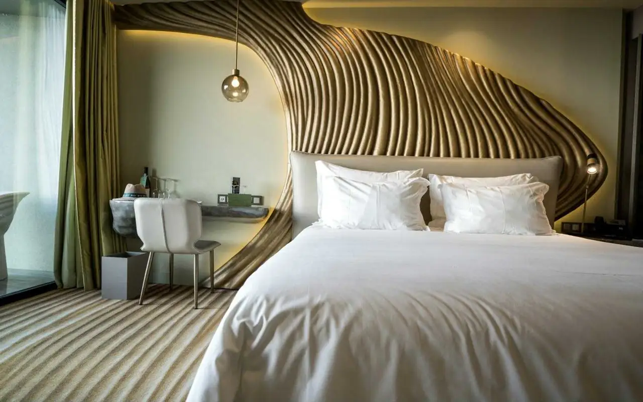 Camera con testata letto in legno