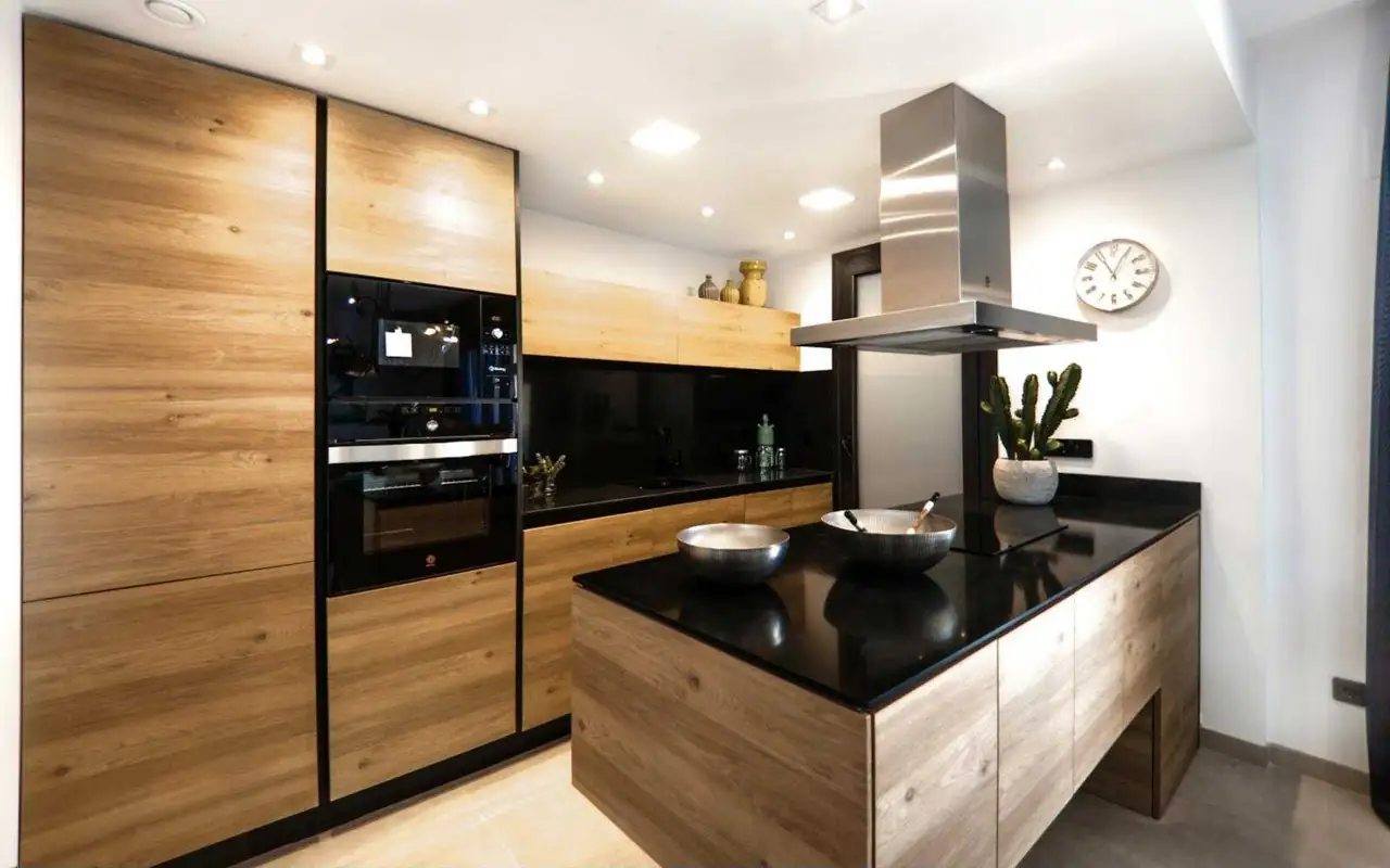 Cucina con ante in legno scuro