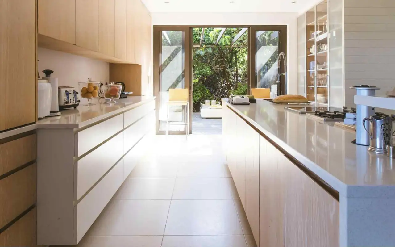 Cucina bianca con isola e ante in legno