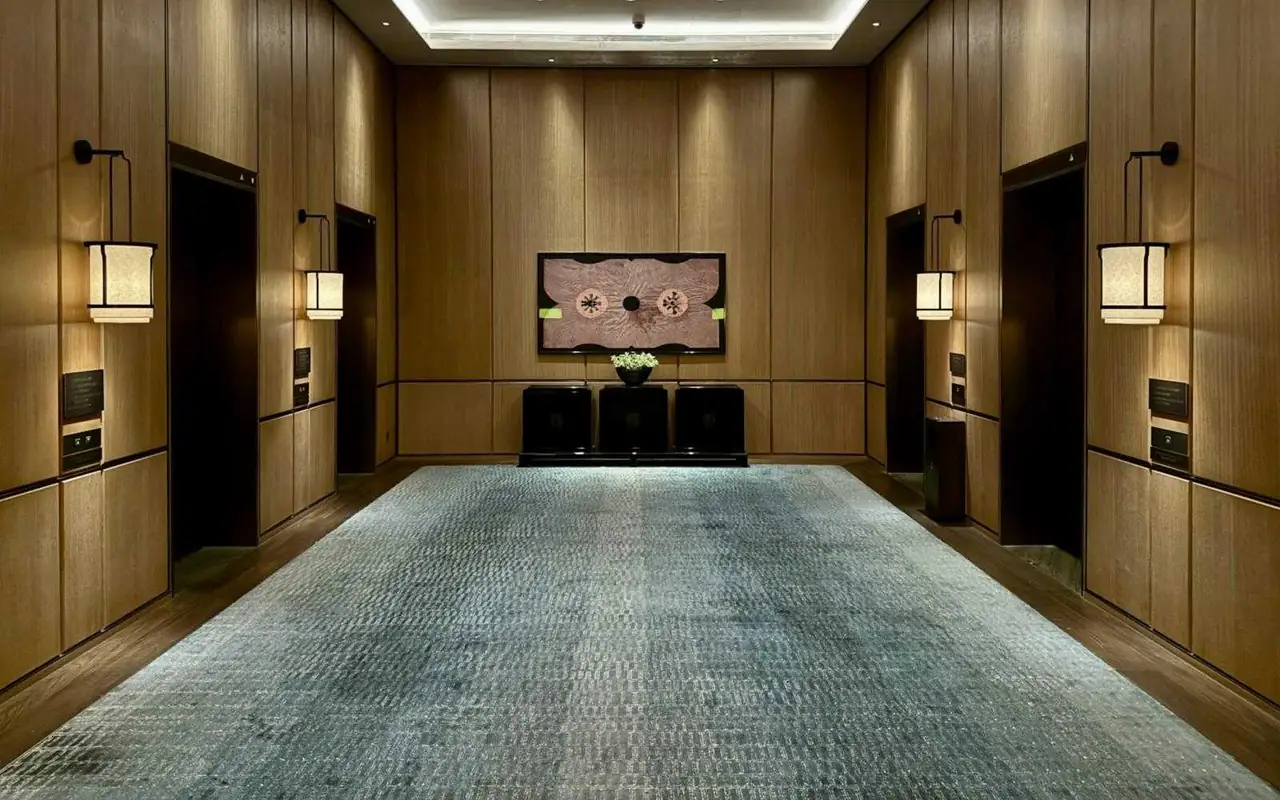 Hall d'hotel con porte degli ascensori