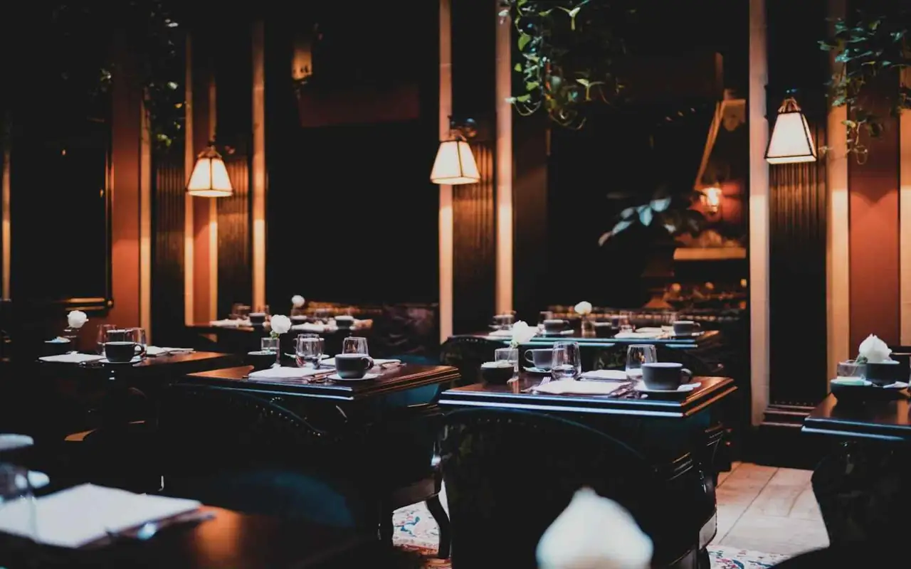 Sala di ristorante con lampade a sospensione