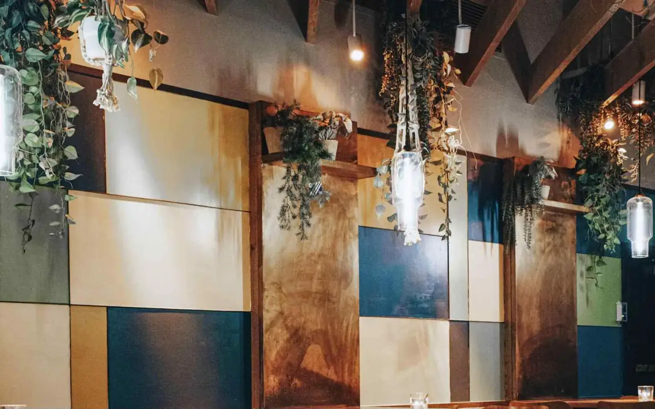 Ristorante con piante sospese