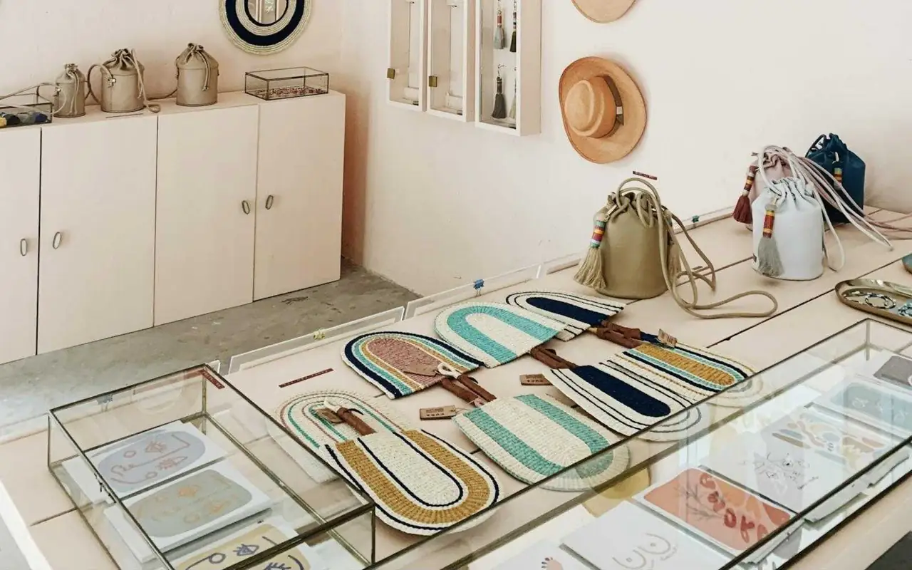 Espositore in legno bianco con oggetti